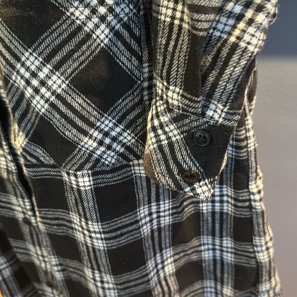 Doe + Rae black/white plaid flannel button front shirt.  Medium - Picture 3 of 7